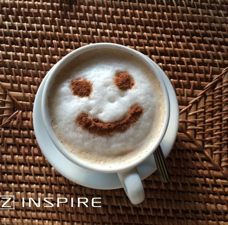 kawa z narysowanym na piance uśmiechem - szef idealny czy istnieje - KZ Inspire