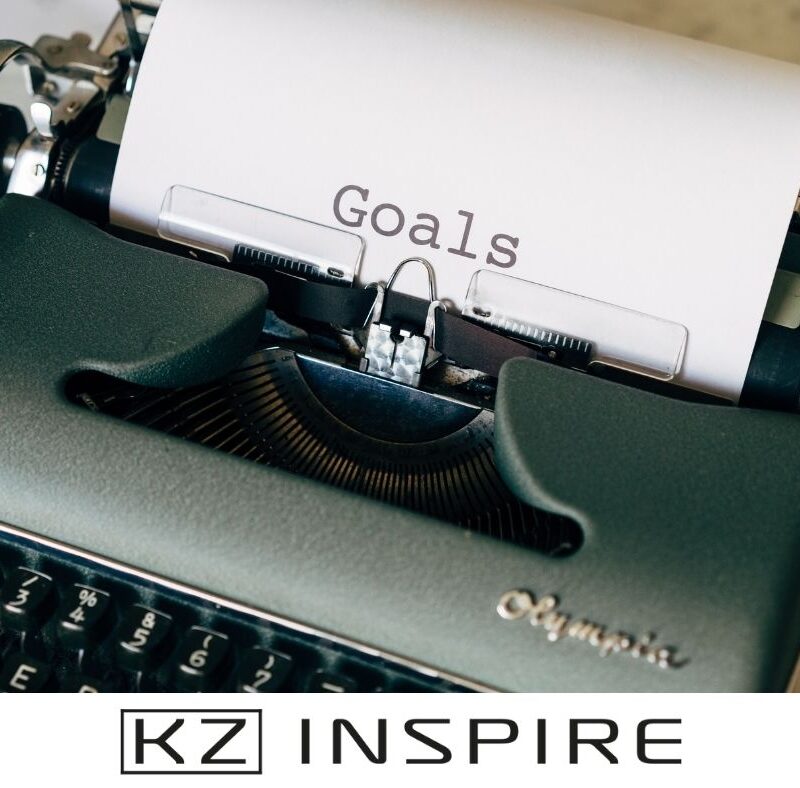maszyna do pisania z kartką z napisem "goals" - włączenie do rekrutacji zewnętrznego rekrutera w modelu RPO - KZ Inspire