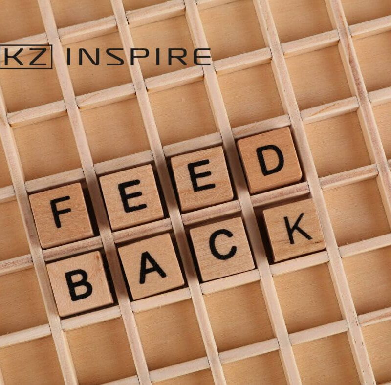 główne zdjęcie postu blogowego KZ Inspire- drewniany napis "feedback"